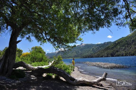 Caminhando em praia do lago Fila Hua Hum, no parque Lanin, região de San Martín de Los Andes, na Argentina